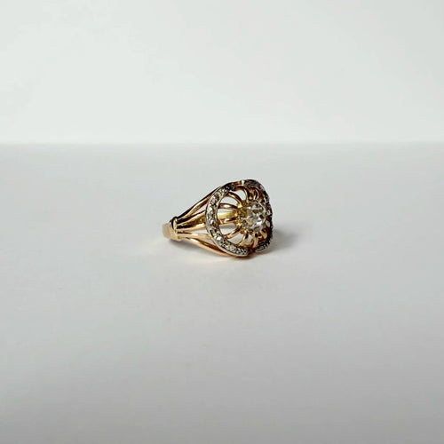 https://cdn.shopify.com/s/files/1/0943/8576/6747/files/bague-vintage-diamant-or-jaune.webp?v=1789631718