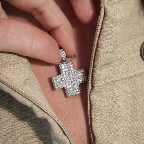 Pendentif Pendentif croix en or blanc et diamants 58 Facettes G4030