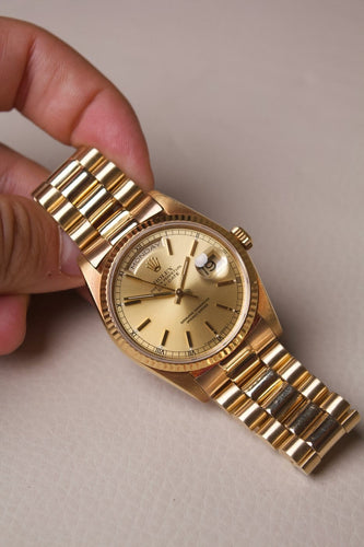 Montre Rolex Day-Date - Montre en or jaune 18 ct cadran champagne 58 Facettes MONTRE-025