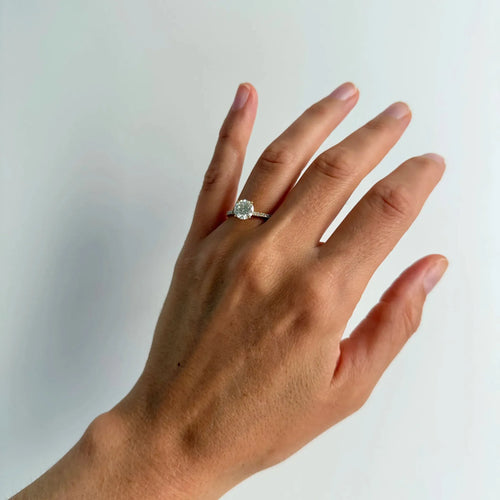 https://cdn.shopify.com/s/files/1/0943/8576/6747/files/bague-solitaire-diamant-1.5-carat-or-jaune.webp?v=1789651068
