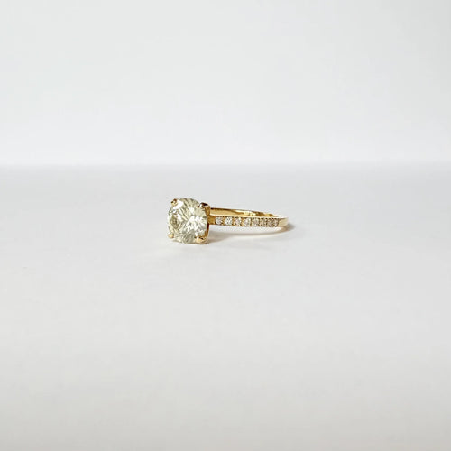 https://cdn.shopify.com/s/files/1/0943/8576/6747/files/bague-solitaire-diamant-mariage.webp?v=1789650237