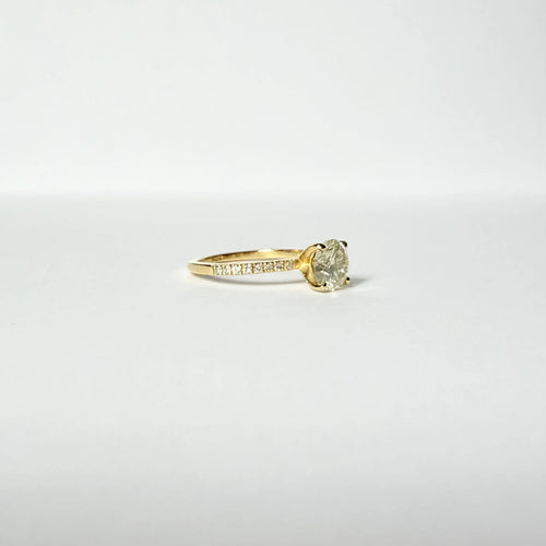 https://cdn.shopify.com/s/files/1/0943/8576/6747/files/bague-solitaire-diamant-taille-brillant-monture-diamants.webp?v=1789650258
