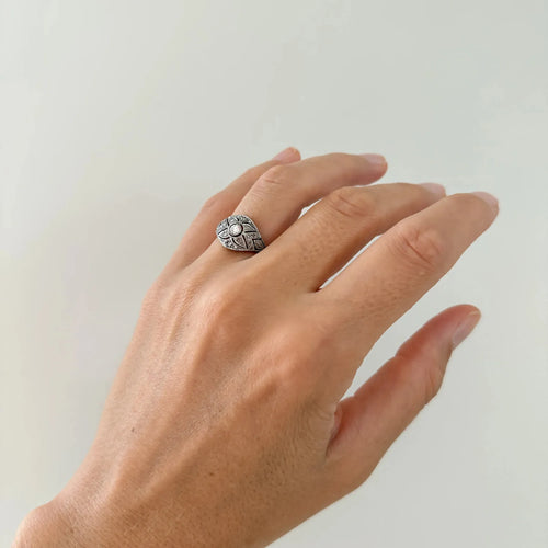 https://cdn.shopify.com/s/files/1/0943/8576/6747/files/bague-art-deco-geometrique-or-blanc-diamant.webp?v=1789639875