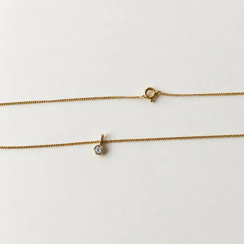 https://cdn.shopify.com/s/files/1/0943/8576/6747/files/collier-pendentif-diamant-or-jaune.webp?v=1789636578