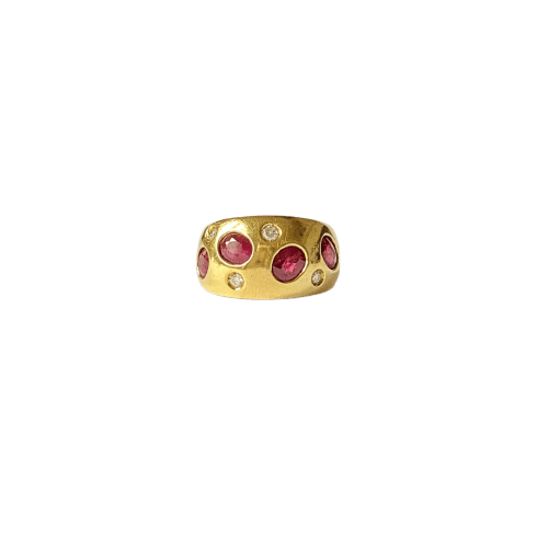 Bague bandeau années 1970 en or jaune, rubis et diamants