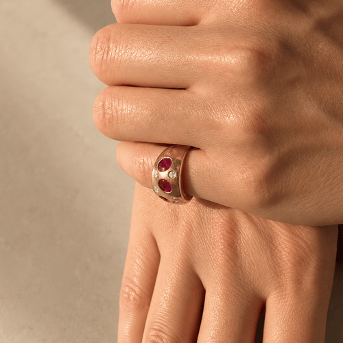 https://cdn.shopify.com/s/files/1/0943/8576/6747/files/bague-bandeau-rubis-naturels-diamants-or-jaune-18-carat.png?v=1789667618