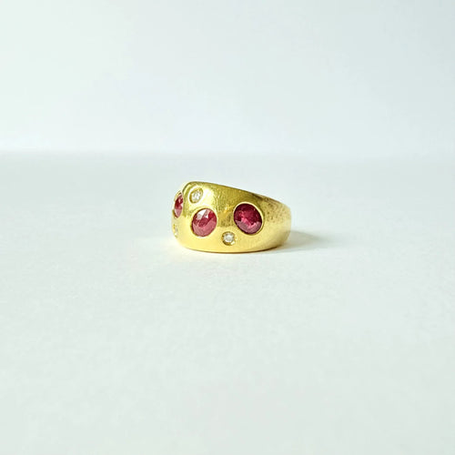 https://cdn.shopify.com/s/files/1/0943/8576/6747/files/bague-vintage-rubis-naturels-diamants.webp?v=1789583650