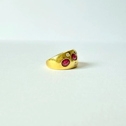 https://cdn.shopify.com/s/files/1/0943/8576/6747/files/bague-or-jaune-rubis.webp?v=1789583683