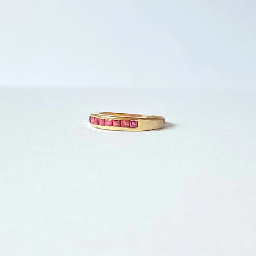 https://cdn.shopify.com/s/files/1/0943/8576/6747/files/demi-alliance-vintage-or-18-carats-rubis-naturels.webp?v=1789581079