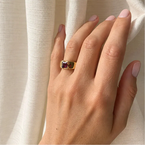 https://cdn.shopify.com/s/files/1/0943/8576/6747/files/bague-tourmaline-carr_-or-jaune.webp?v=1789582635