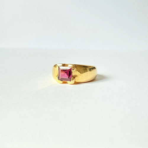 https://cdn.shopify.com/s/files/1/0943/8576/6747/files/bague-chevaliere-or-tourmaline.webp?v=1789582445