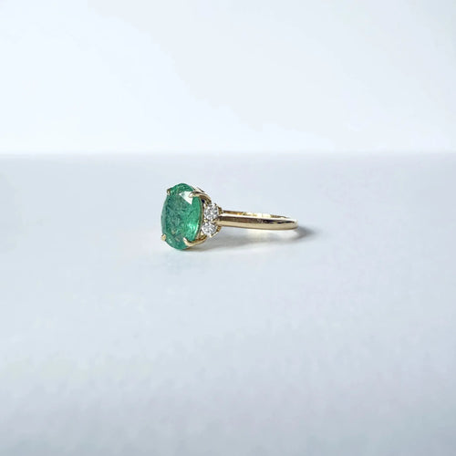 https://cdn.shopify.com/s/files/1/0943/8576/6747/files/bague-_meraude-diamants-or-jaune.webp?v=1789584939