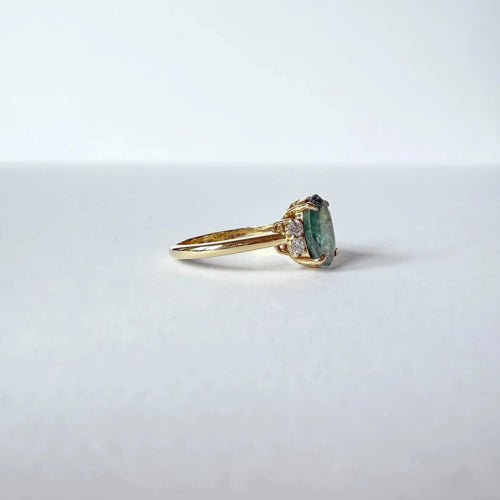 https://cdn.shopify.com/s/files/1/0943/8576/6747/files/bague-or-jaune-emeraude-diamants.webp?v=1789584972