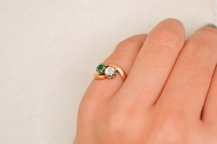 https://cdn.shopify.com/s/files/1/0963/7950/2920/files/bague-or-rose-18-carats-pierre-verte-diamants.jpg?v=1789719182