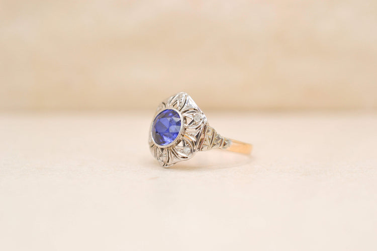 https://cdn.shopify.com/s/files/1/0963/7950/2920/files/bague-art-deco-or-blanc-or-jaune_ae0012ce-eef3-40d8-b8cc-b359c380a736.jpg?v=1789720718