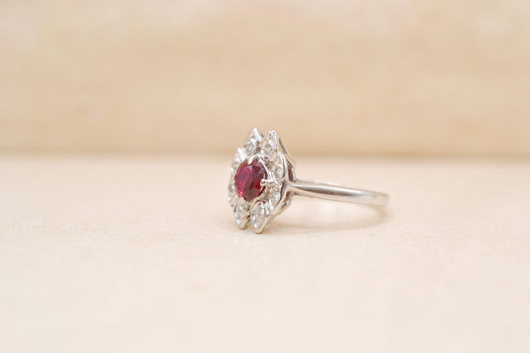 https://cdn.shopify.com/s/files/1/0963/7950/2920/files/bague-marguerite-or-blanc-rubis-diamants.jpg?v=1789721952