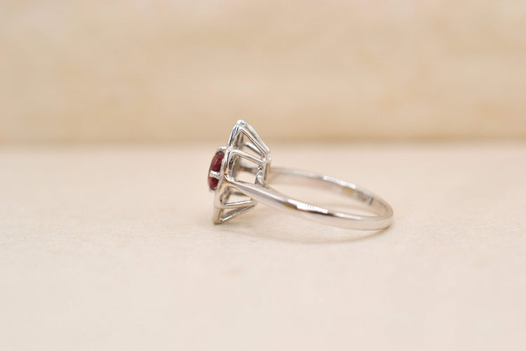 https://cdn.shopify.com/s/files/1/0963/7950/2920/files/bague-diamants-vintage-rubis-marguerite.jpg?v=1789721952