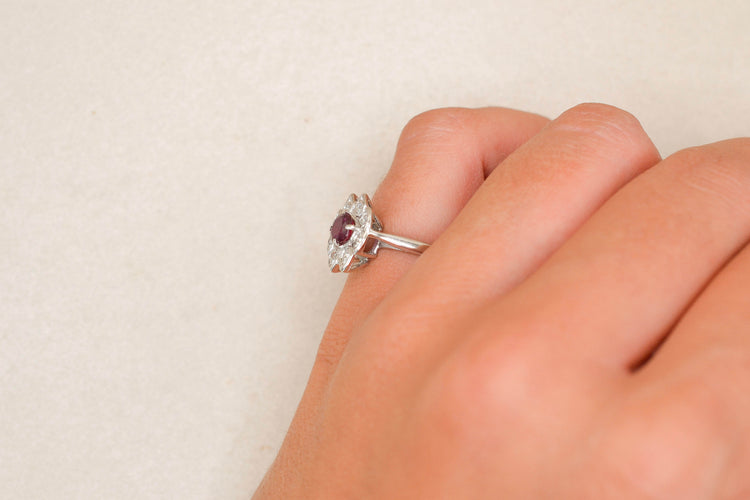 https://cdn.shopify.com/s/files/1/0963/7950/2920/files/bague-ancienne-navette-marguerite.jpg?v=1789721953