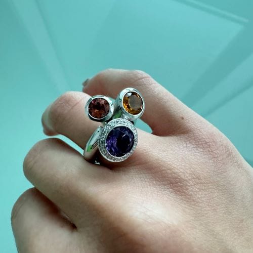 Bague Bague en or blanc 18 ct avec diamants et pierres précieuses 58 Facettes 34070