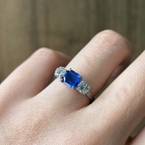 Bague 52 Bague en or blanc, saphir et diamants 58 Facettes 250093R