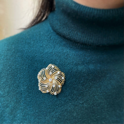 Broche Broche fleur en or jaune et diamants 58 Facettes 250005SP