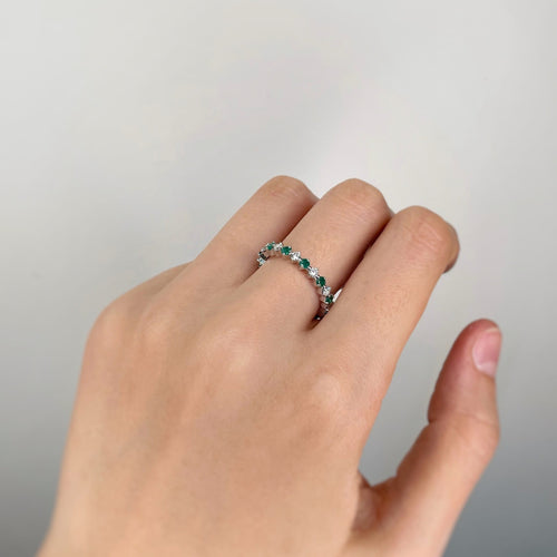 Bague 54 Alliance en or blanc, diamants et émeraudes 58 Facettes 240022R
