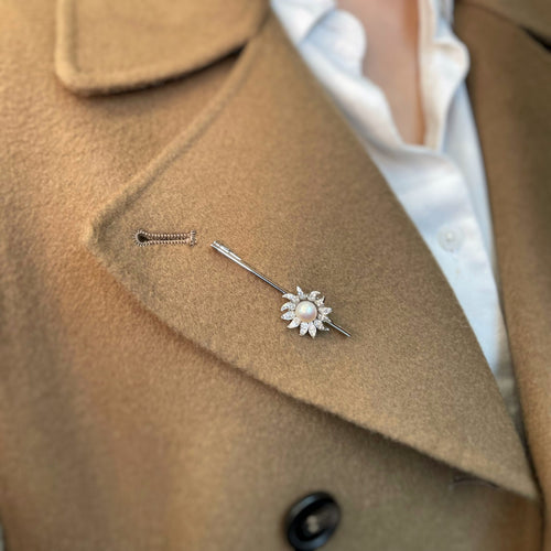 Broche Broche fleur en or blanc, platine, perle et diamants 58 Facettes 200068R