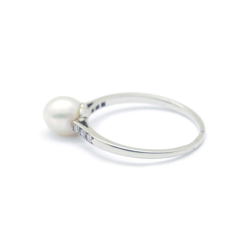 Bague 53 Bague en or blanc, perle et diamants 58 Facettes 140134R