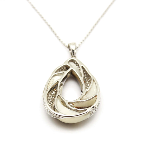 Collier Collier pendentif en or blanc, diamants et nacre noire 58 Facettes 170040R