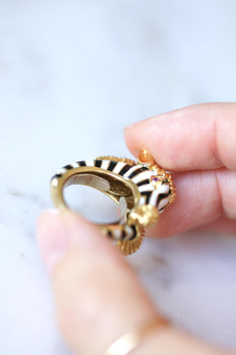 Bague 47 Frascarolo - Bague zèbre en or jaune, émail, rubis et diamants 58 Facettes