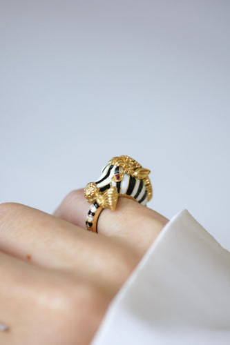 Bague 47 Frascarolo - Bague zèbre en or jaune, émail, rubis et diamants 58 Facettes