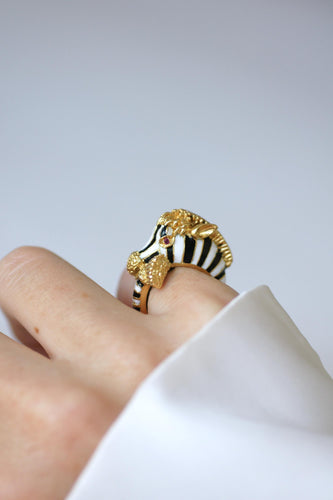 Bague 47 Frascarolo - Bague zèbre en or jaune, émail, rubis et diamants 58 Facettes