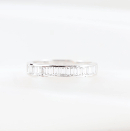 Bague 55 Alliance demi-tour en or blanc et diamants baguette 58 Facettes 131370A