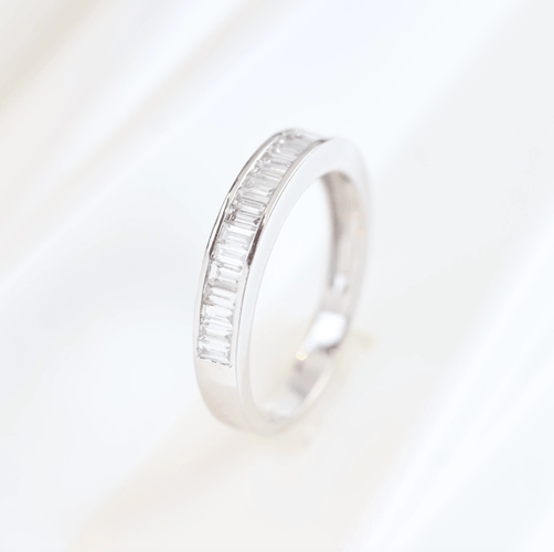 Bague 55 Alliance demi-tour en or blanc et diamants baguette 58 Facettes 131370A