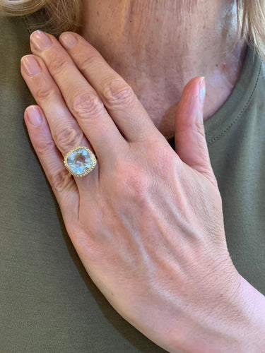 https://cdn.shopify.com/s/files/1/0647/1470/3075/files/Bague_de_Luxe_Signee_-_Bague_Isabelle_Langlois_Aigue-Marine_Diamants_Or_Jaune_-_Joaillerie_Paris_-_Les_Pierres_de_Julie_1.jpg?v=1789819371