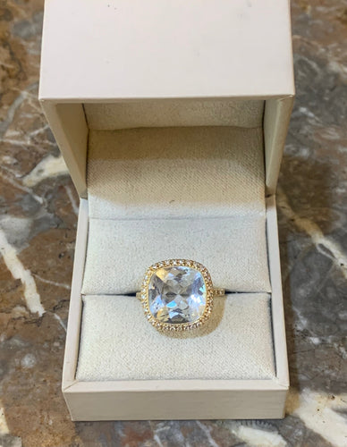 https://cdn.shopify.com/s/files/1/0647/1470/3075/files/Bague_de_Luxe_Signee_-_Bague_Isabelle_Langlois_Aigue-Marine_Diamants_Or_Jaune_-_Joaillerie_Paris_-_Les_Pierres_de_Julie_2_bf4b8c84-7b17-446b-84c3-45bb038ad632.jpg?v=1789829506