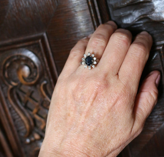 Bague 55 Bague marguerite en or blanc, saphir et diamants 58 Facettes 617