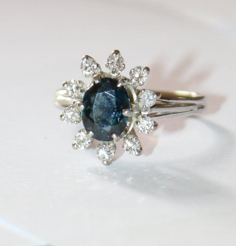 Bague 55 Bague marguerite en or blanc, saphir et diamants 58 Facettes 617