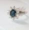 Bague 55 Bague marguerite en or blanc, saphir et diamants 58 Facettes 617