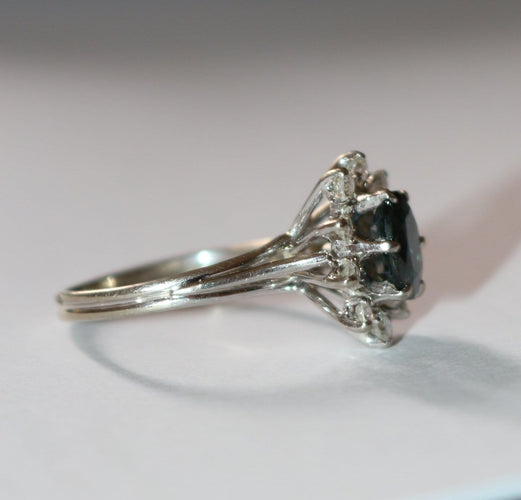 Bague 55 Bague marguerite en or blanc, saphir et diamants 58 Facettes 617