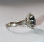 Bague 55 Bague marguerite en or blanc, saphir et diamants 58 Facettes 617