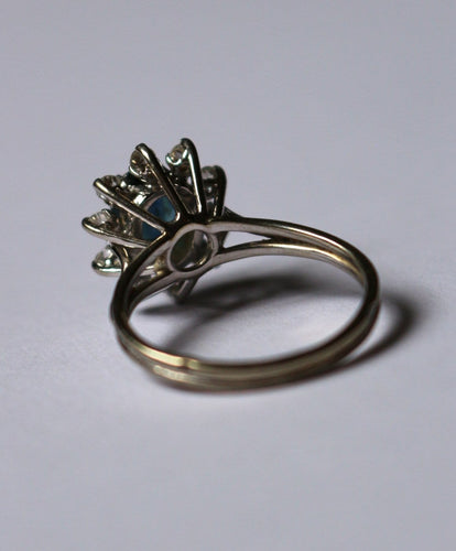Bague 55 Bague marguerite en or blanc, saphir et diamants 58 Facettes 617