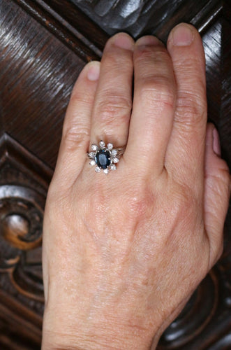 Bague 55 Bague marguerite en or blanc, saphir et diamants 58 Facettes 617