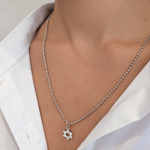 https://18carats.fr/wp-content/uploads/2026/09/37630-38440-Dinh-Van-–-Collier-en-or-blanc-a-pendentif-etoile.jpg