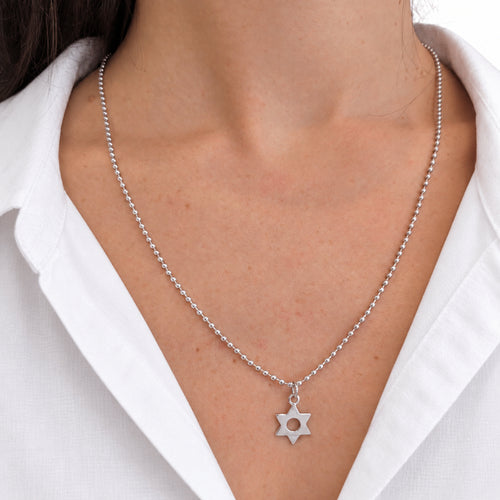 https://18carats.fr/wp-content/uploads/2026/09/37630-38441-Dinh-Van-–-Collier-en-or-blanc-a-pendentif-etoile.jpg