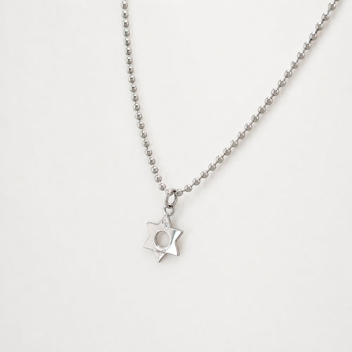 https://18carats.fr/wp-content/uploads/2026/09/37630-38437-Dinh-Van-–-Collier-en-or-blanc-a-pendentif-etoile.jpg