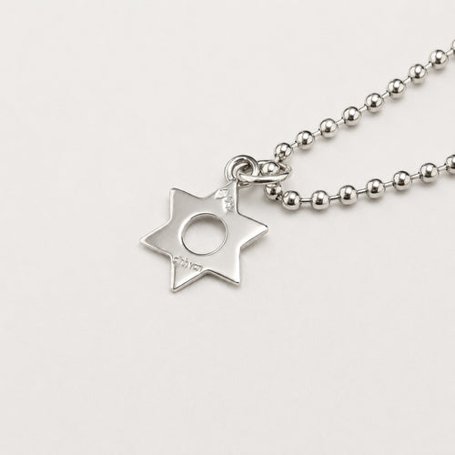 https://18carats.fr/wp-content/uploads/2026/09/37630-38442-Dinh-Van-–-Collier-en-or-blanc-a-pendentif-etoile.jpg