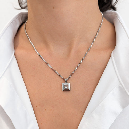 https://18carats.fr/wp-content/uploads/2026/09/37972-38424-Collier-Chopard-en-or-blanc-et-diamant.jpg