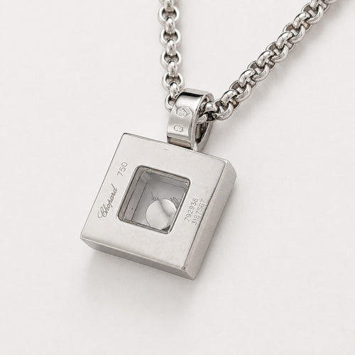 https://18carats.fr/wp-content/uploads/2026/09/37972-38427-Collier-Chopard-en-or-blanc-et-diamant.jpg