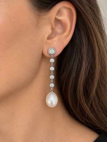 Boucles d'oreilles Boucles d'oreilles pendants en or gris, diamants et perles Akoya 58 Facettes LOT 8102